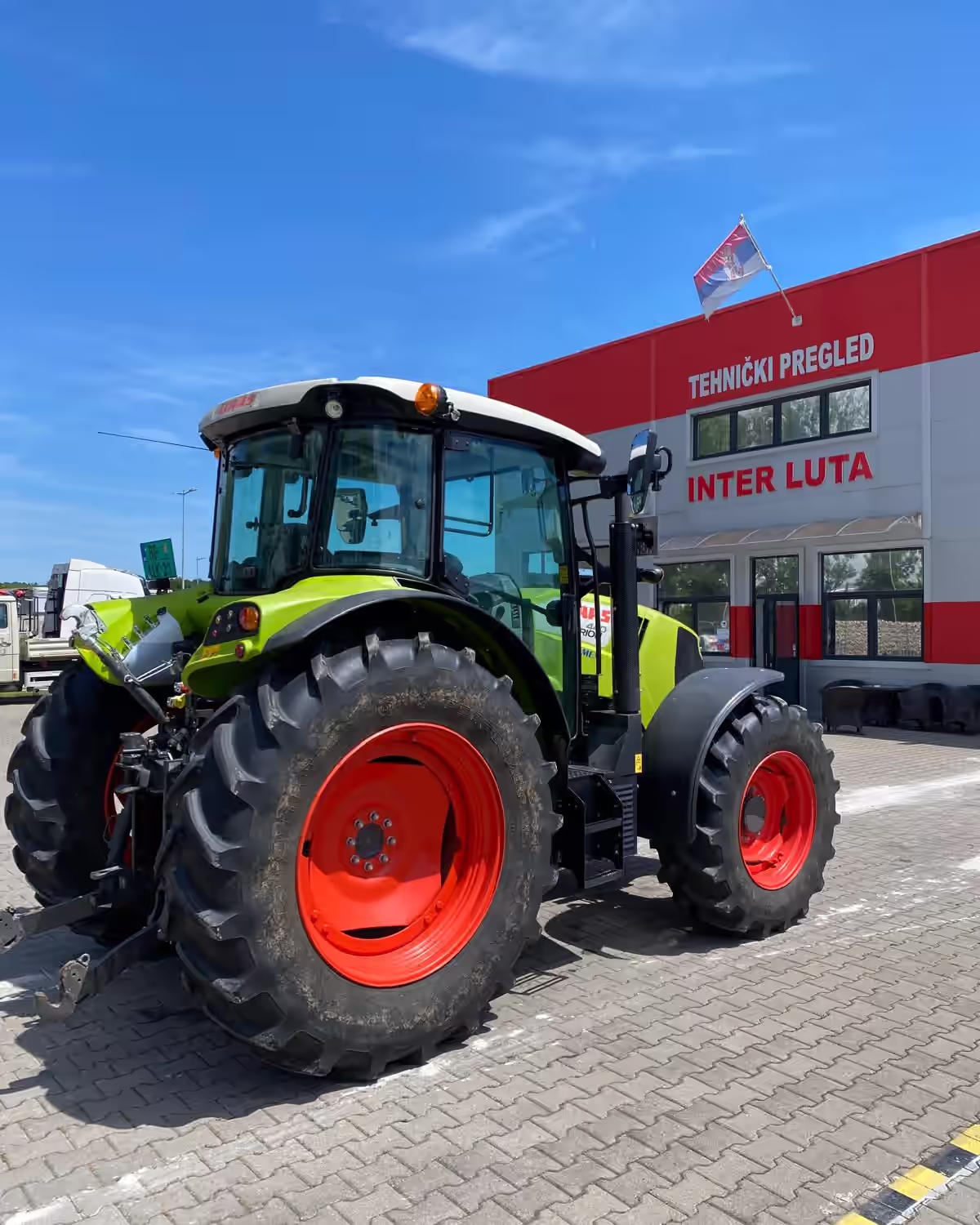 Zeleni traktor ispred objekta Inter Lute u Bariču