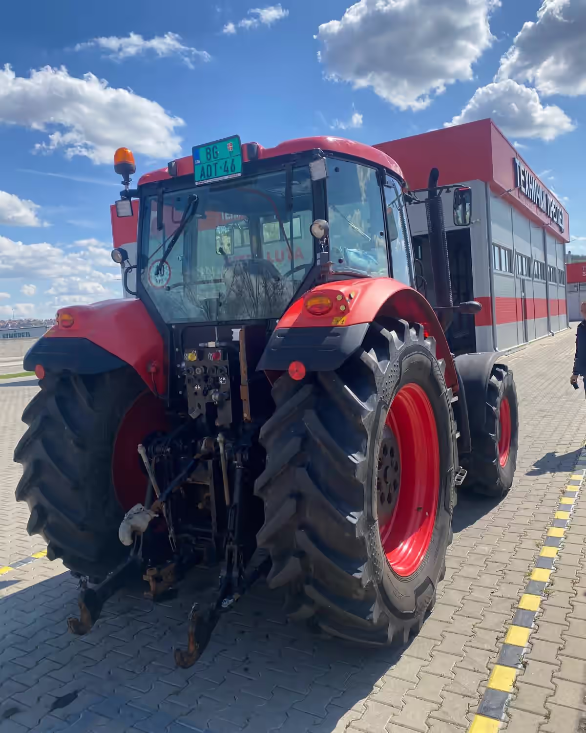 Crveni traktor kod objekta Inter Lute u Bariču