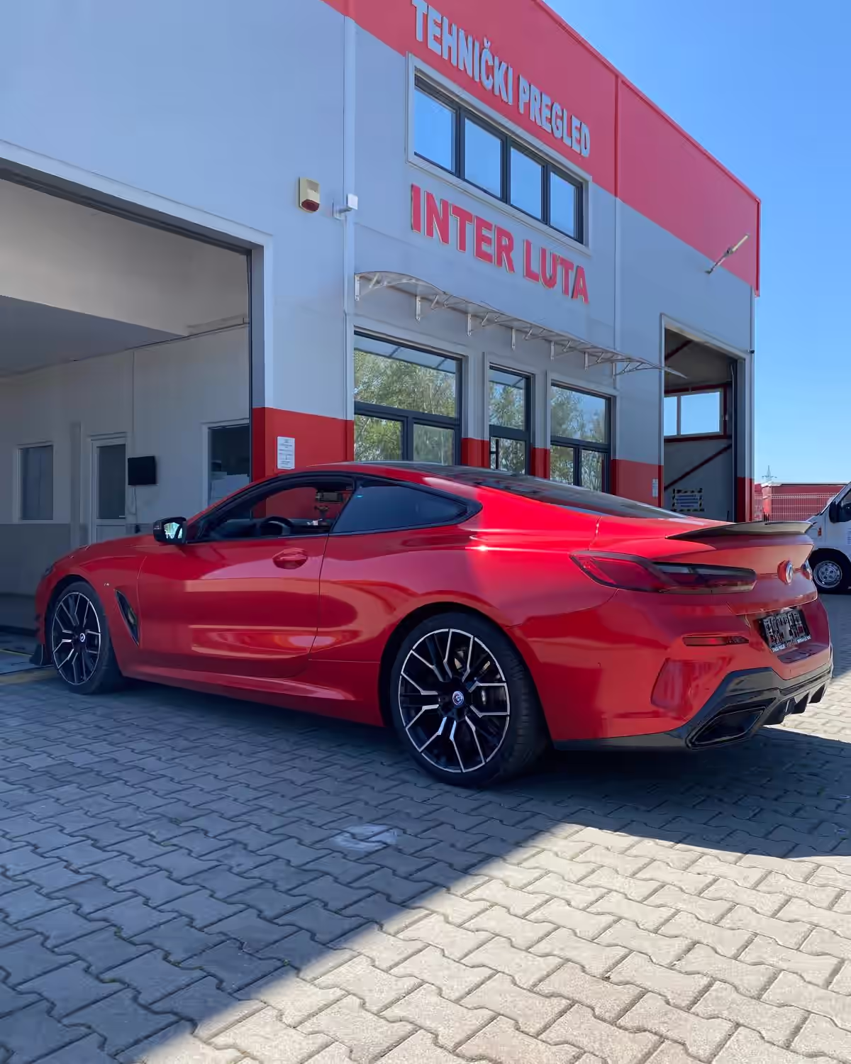 Crveni sportski automobil ispred objekta Inter Luta