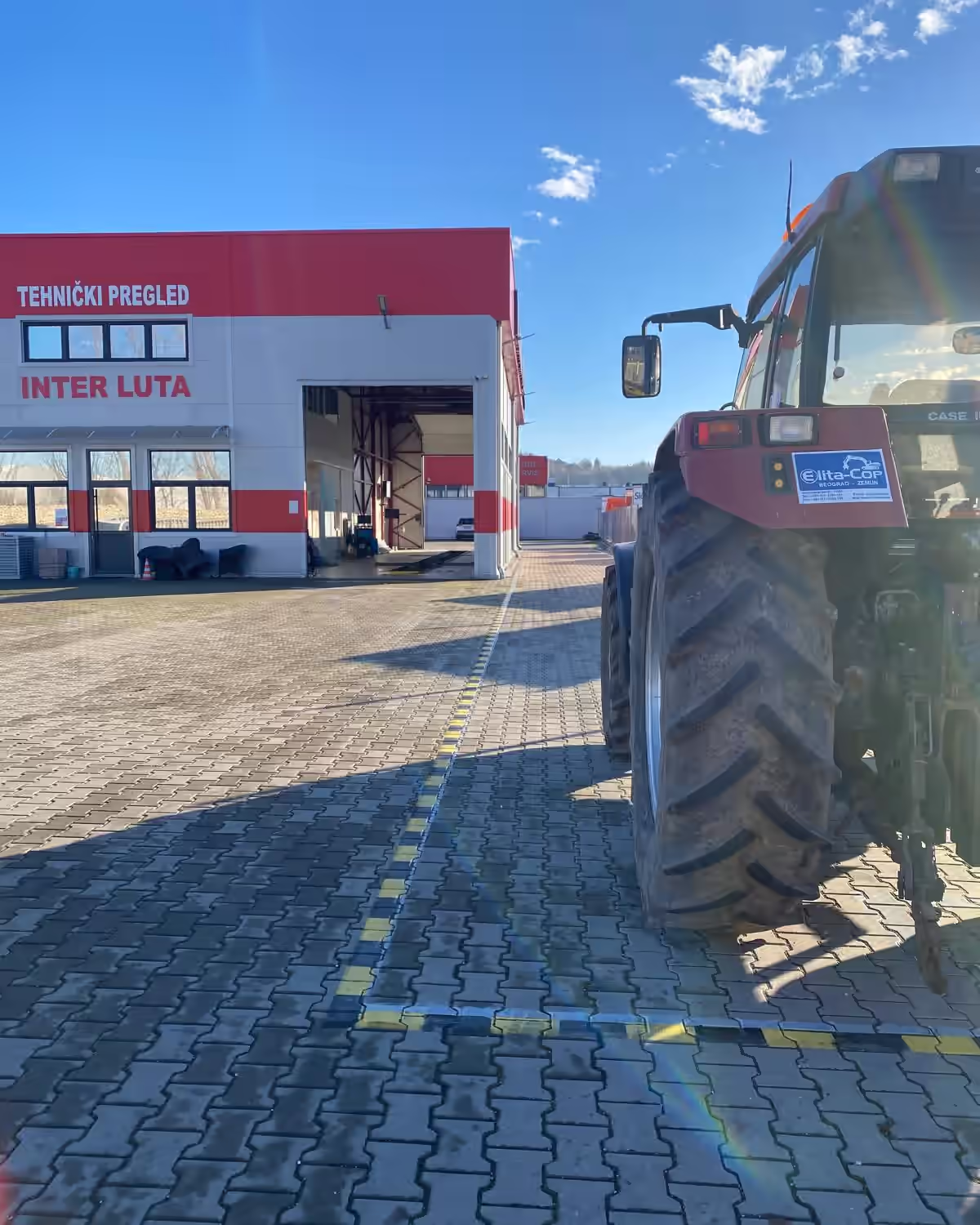 Traktor u bočnom kadru kod objekta Inter Lute u Bariču