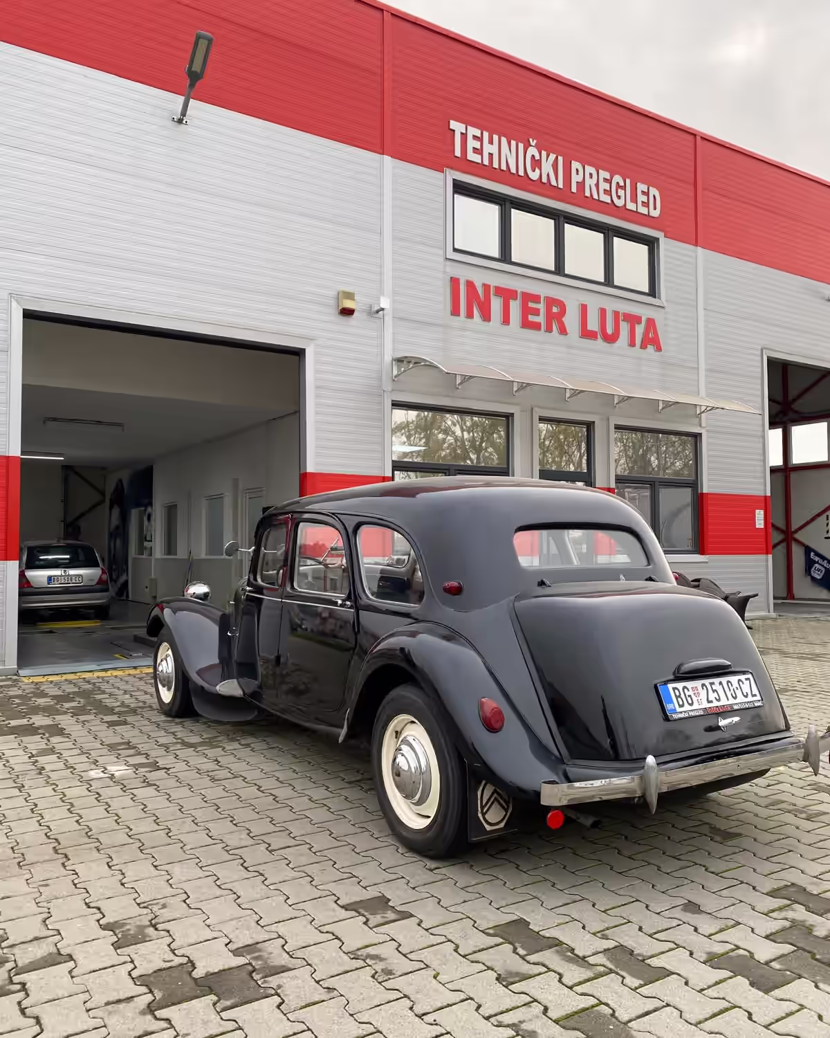 Vintage putnički automobil kod objekta Inter Luta