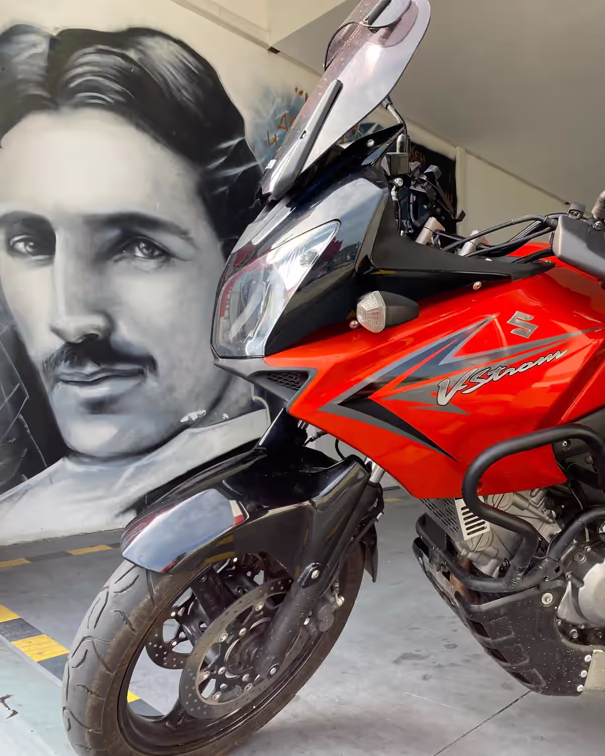 Crveni motocikl ispred murala u objektu Inter Lute