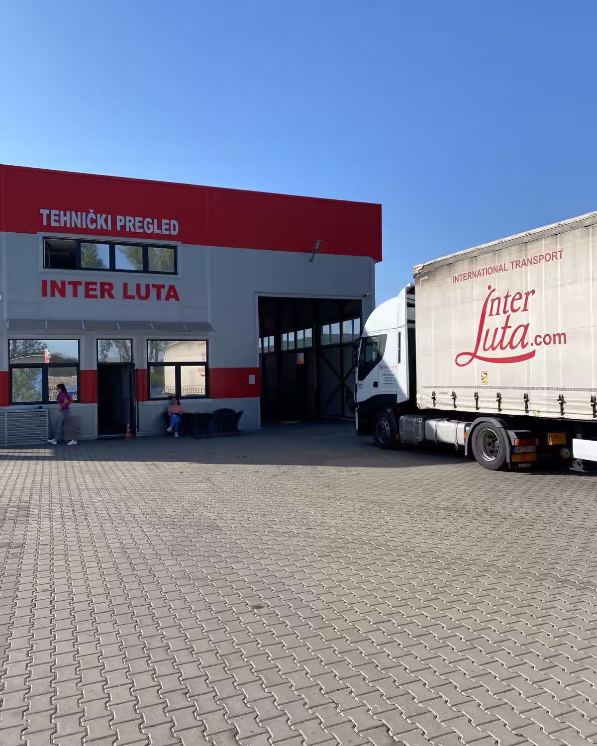 Objekat Inter Lute u Bariču sa belim kamionom