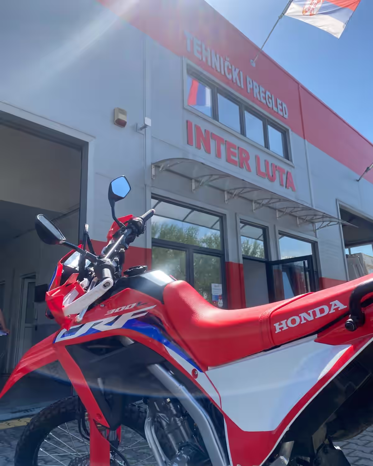 Crveni motocikl ispred objekta Inter Lute