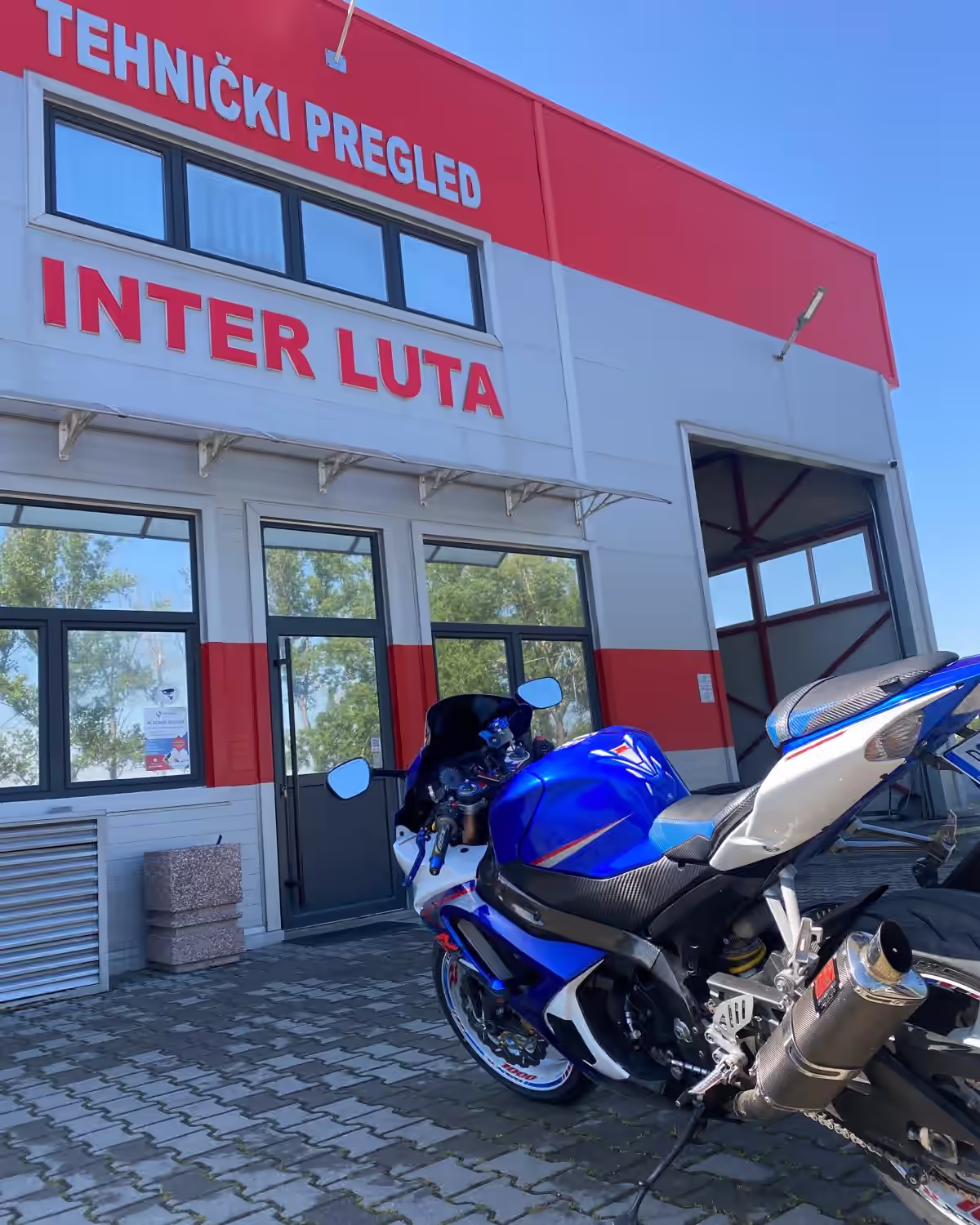 Sportski motocikl ispred objekta Inter Lute