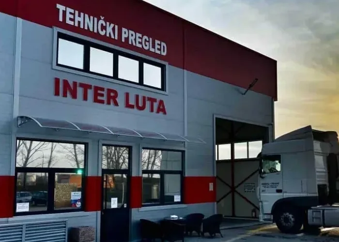 Kamion ispred Inter Luta linije za tehnički pregled velikih vozila